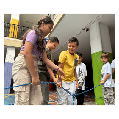 Nuestros niños y niñas disfrutaron de una yincana por estaciones.