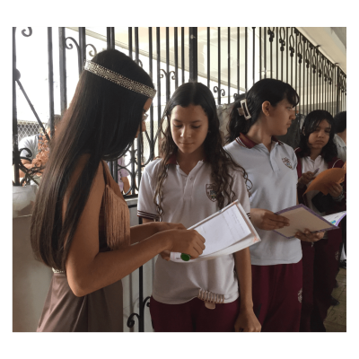 Marcando las estampillas del pasaporte literario.